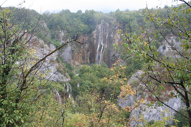 KVARNER Ausflugsziel Nummer 1 > NATIONALPARK PLITVICER SEEN > Veliki slap im Regen