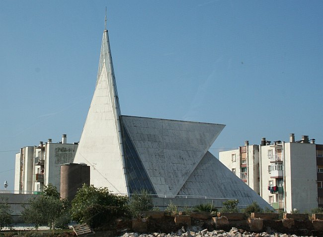 RIJEKA > Moderne Architektur zwischen Plattenbauten