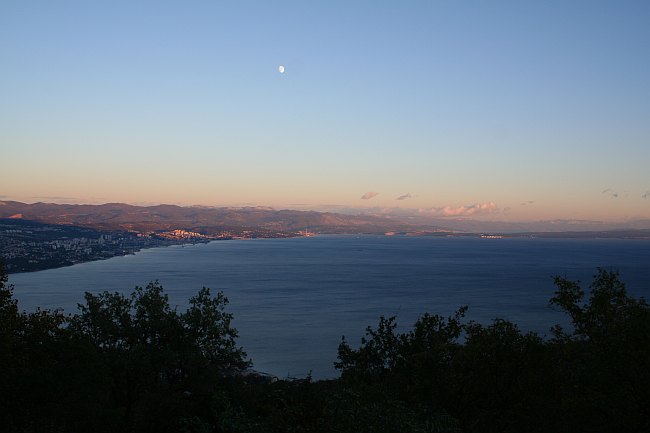 BUCHT RIJEKA > Der Mond ist aufgegangen