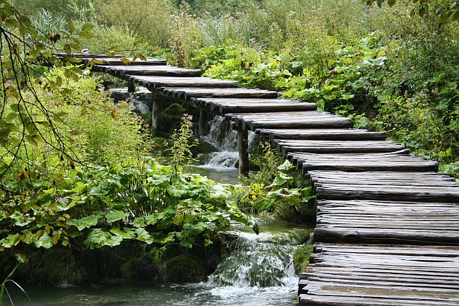 3. Platz > NATIONALPARK PLITVICER SEEN > nasse Stege im  Regen