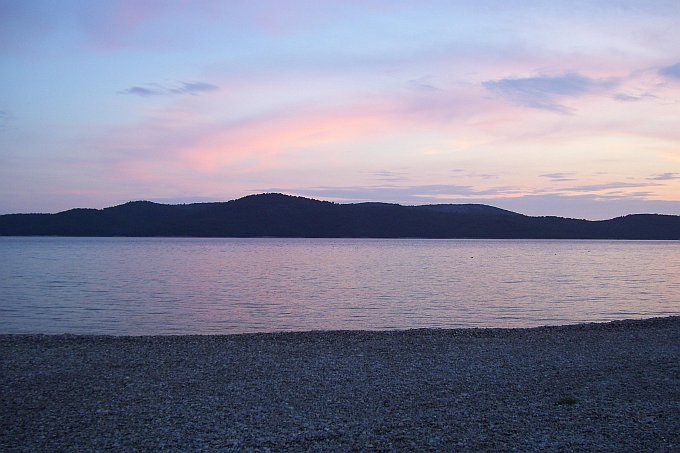 Norddalmatien: SIBENIK-SOLARIS > Blick auf die Insel Zlarin nach Sonnenuntergang