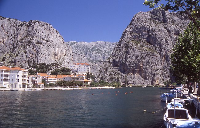 Mitteldalmatien: CETINA > wenige Meter vor der Mündung ins Adriatische Meer