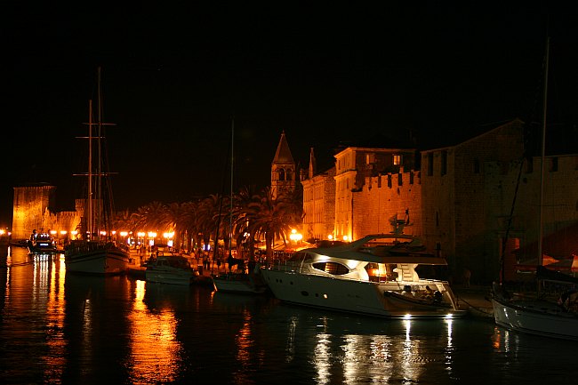 2. Platz M < Hartmut > Mitteldalmatien: TROGIR > Nacht wie Tag lebt die Stadt