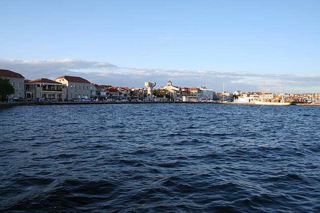 Norddalmatien: VODICE > Lange Schatten kündigen den Abend an