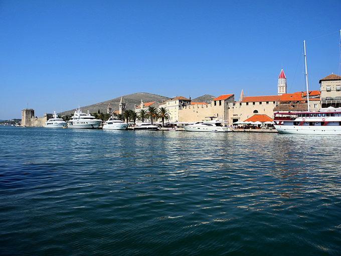 TROGIR > Yachten im Hafen