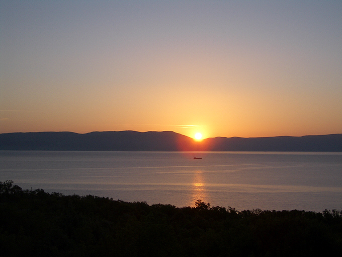 INSEL CRES > Fischerboot im Licht der aufgehenden Sonne