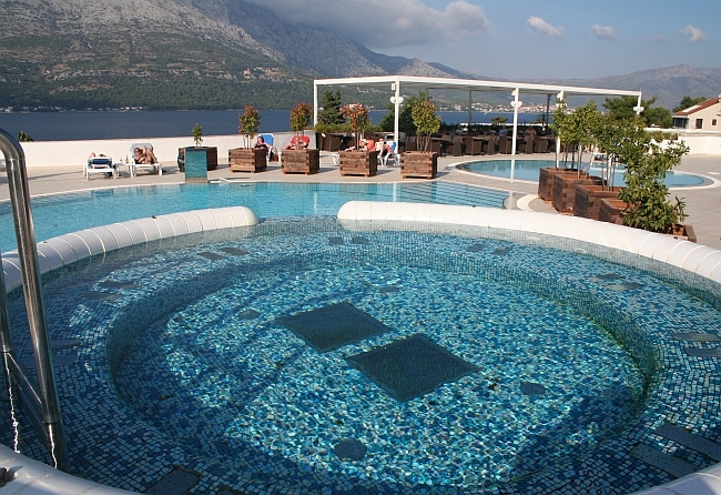 2. Platz < Hartmut > Hotel: KORCULA > Hotel Marko Polo > Poollandschaft mit Ausblick auf Peljesac