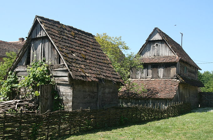 LONJSKO POLJE > KRAPJE > Typische Holzspeicher