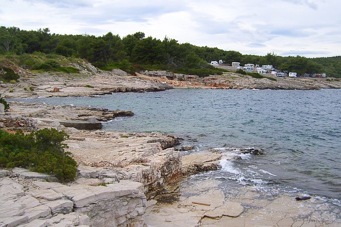 Mitteldalmatien: INSEL HVAR > Vrboska > Campingplatz am Felsstrand