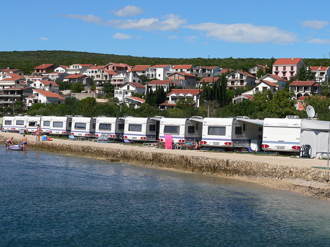 Norddalmatien: SVETI PETAR > Mietwohnwagen am Meer