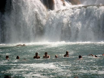 KRKA NATIONALPARK > Krka-Wasserfälle > Badeplatz unterhalb der slaps > Auch ein Strand!