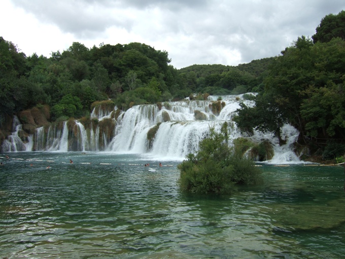 Wasserfall mit Badenden