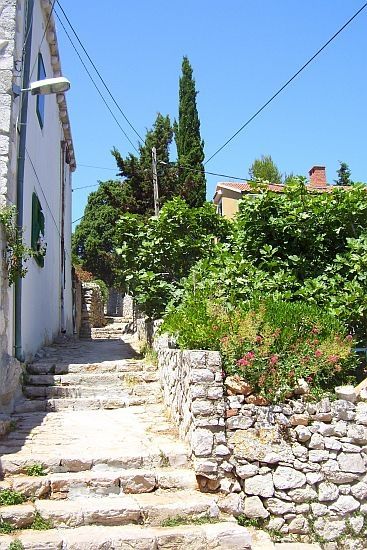 Wanderung zum Kap Kornu 08 > Treppengasse in Rovenska