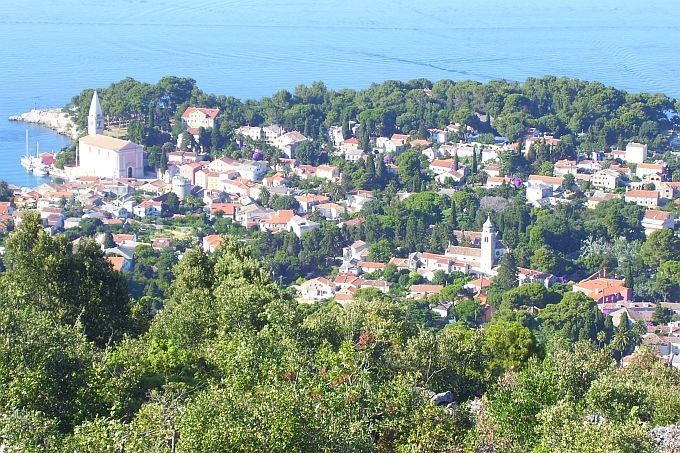 Wanderung zum Kap Kornu 28 > Blick auf Veli Losinj von der Kapelle Sv. Ivan