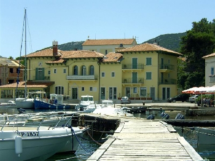 Otok LOSINJ > Nerezine > Hotel Televrin am Hafen