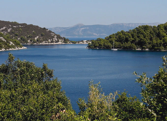 Dalmatien: Otok MLJET > POMENA > Einfahrt in die Bucht