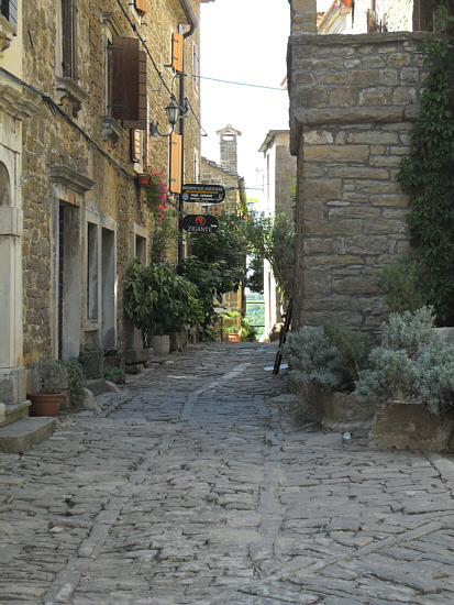 Istrien: GROZNJAN > mittelalterliche Gasse