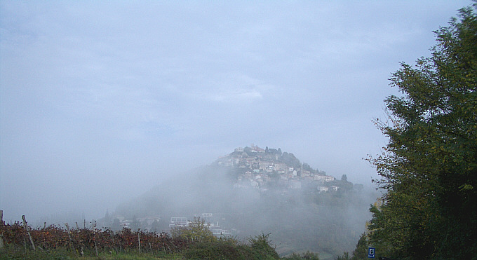 Istrien: MOTOVUN > Herbstnebel