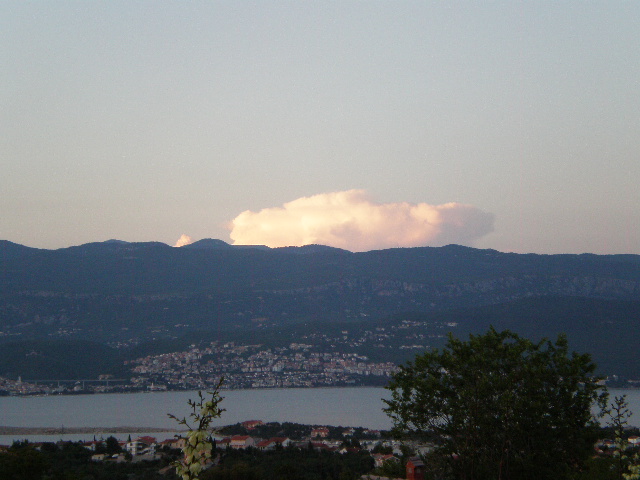 Kvarner: POLJE auf Krk > Blick auf Kvarner Festland mit Dörfern im Hintergrung