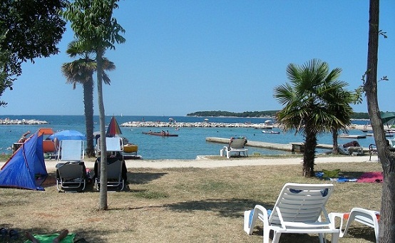 Istrien: ROVINJ > schöne Badebucht am Strand von Valalta