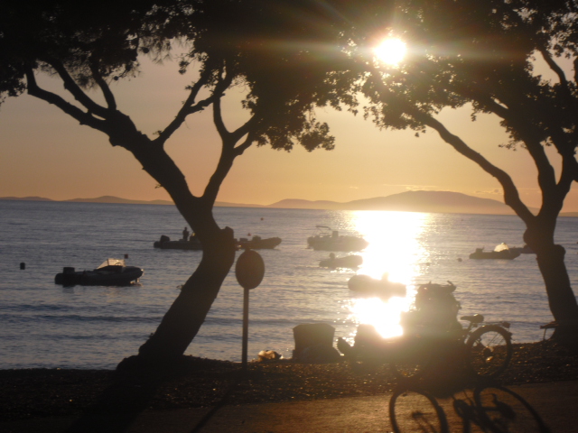 Kvarner/Velebitregion: Nähe NOVALJA auf Pag > Sonnenuntergang am Strand von Camping Strasko