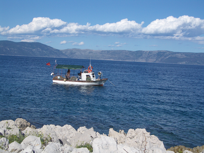 Istrien: RAVNI > Fischerboot in Strandnähe