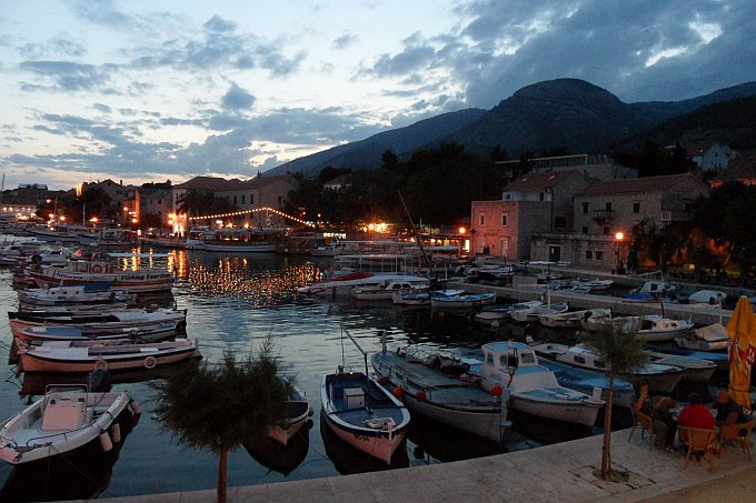 Dalmatien: BOL auf Brac > Hafen in der Abenddämmerung