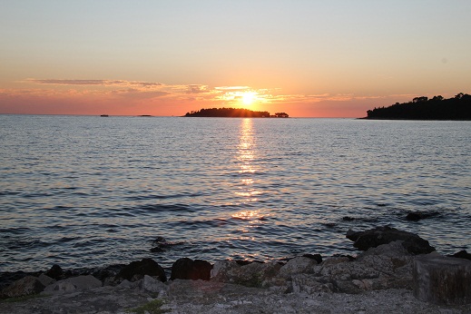 Istrien: ROVINJ > Sonnenuntergang am alten Bahnhof