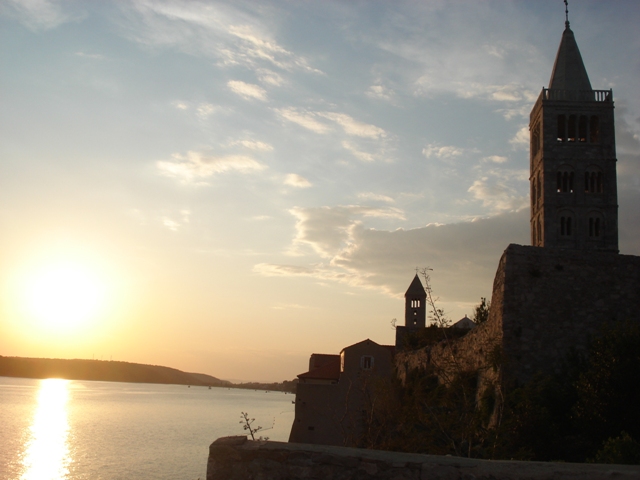 Kvarner: RAB > die Kirchtürme in der Abendsonne