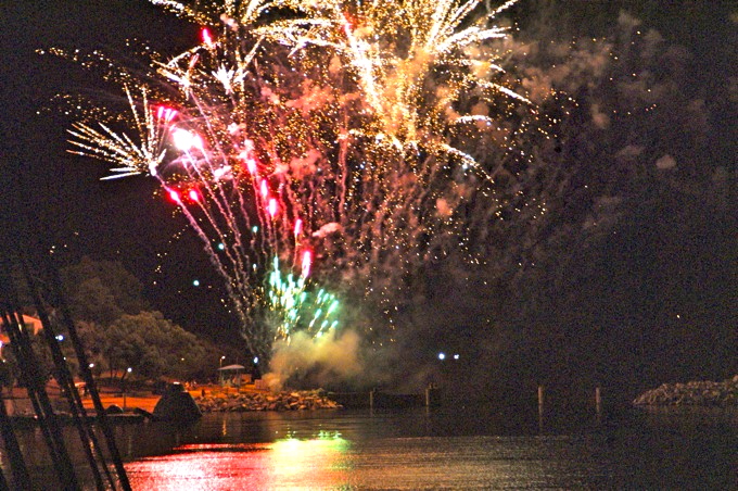 Istrien: VRSAR > Feuerwerk nach Sonnenuntergang