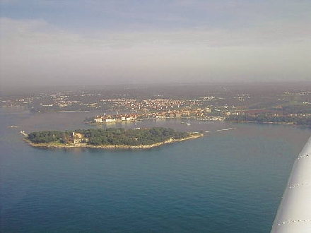 POREC > Altstadt und Otok Sveti Nikola > Luftaufnahme - Burki's luftbild-116