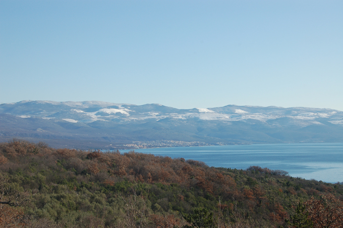 Blick auf Novi Vinodolski im Winter