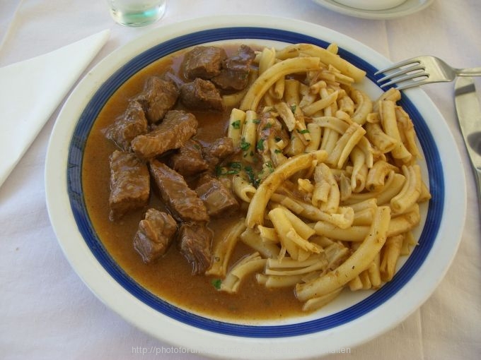 Kroatisches Gulasch mit Schupfnudeln