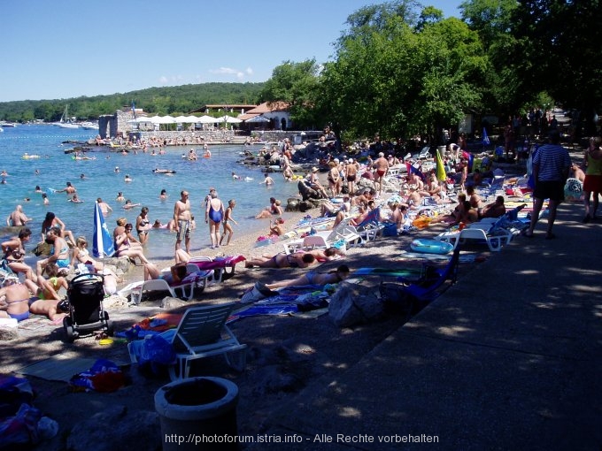 Badebetrieb am Strand von Njivice