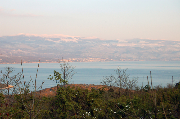 Blick auf Novi Vinodolski im Winter