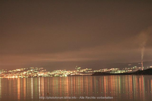 Rijeka bei Nacht von Omisalj aus gesehen