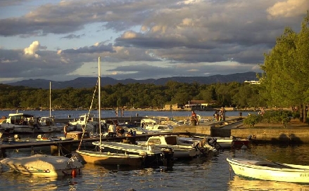 Otok KRK > Njivice > Abendstimmung am Hafen