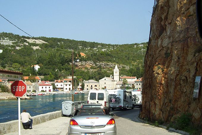 Kvarner/Velebit: JABLANAC > Warten auf die Fähre nach Rab