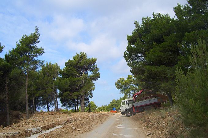 Dalmatien: INSEL BRAC > Straße Bol - Murvica > Baustelle