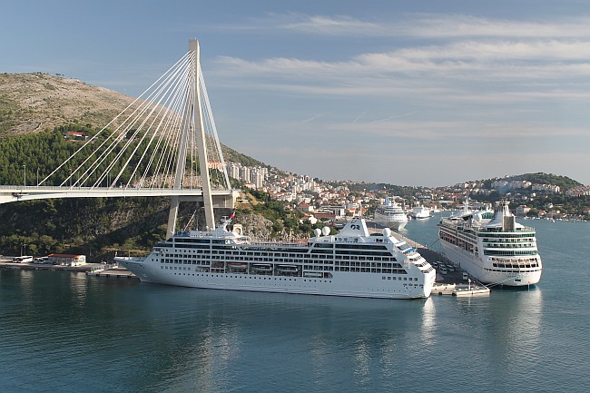 2. Platz < Hartmut > Dalmatien: DUBROVNIK-GRUZ > Kreuzfahrer ankern bei der Tudjman-Brücke