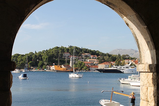 Dalmatien: CAVTAT > Luxusyacht trifft mittelalterlichen Schiffsnachbau