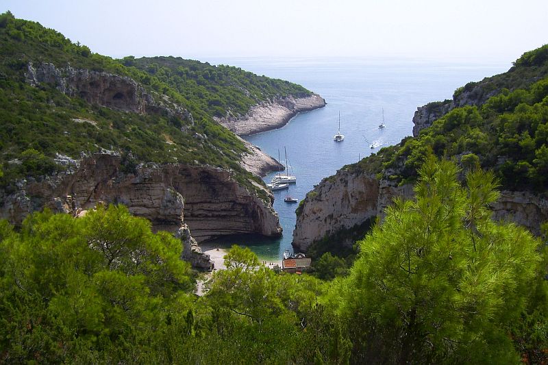 040_Wanderung_zur_Bucht_Stiniva_Abstieg_zur_Bucht.jpg