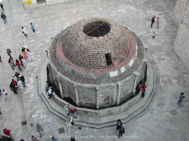 DUBROVNIK > Altstadt > Onofriobrunnen > Blick auf die Altstadt