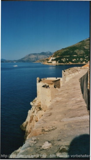 DUBROVNIK > Altstadt > Stadtmauerblick auf das Meer