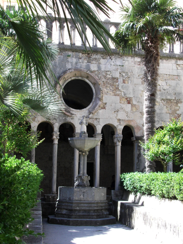 DUBROVNIK > Altstadt > Franziskanerkloster > Klostergarten mit Brunnen