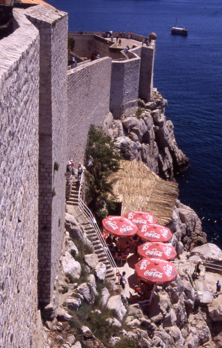 DUBROVNIK > Altstadt > Stadtmauer > Blick auf Felsen mit Lokal