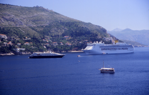 DUBROVNIK > Kreuzfahrtschiff und Yacht vorm Alten Hafen