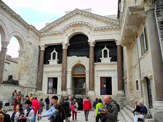 4. Plätze > Dalmatien: SPLIT > Diokletian-Palast > Peristyl