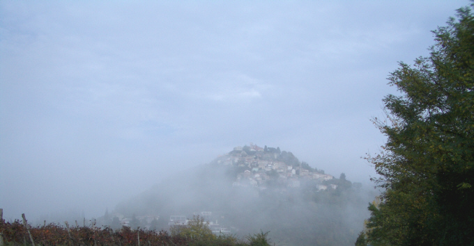 Istrien: MOTOVUN > Stadt im Herbstnebel