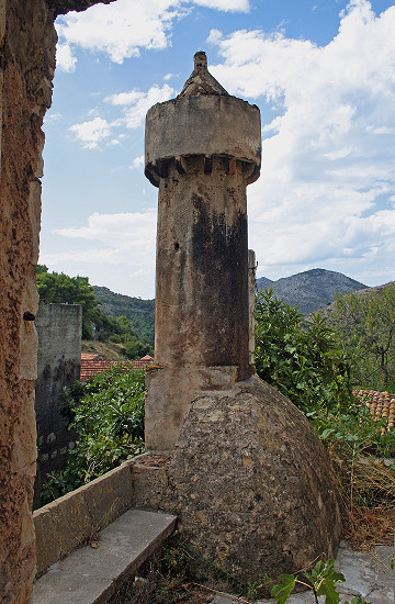 Dalmatien: LASTOVO auf Lastovo > Fumari > ein Schornstein als Statussymbol